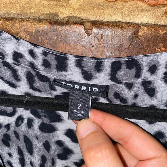 Torrid Gray Leopard Grey Harper Studio Crepe Flutter Blouse Women's Size 2/2X - Picture 6 of 9